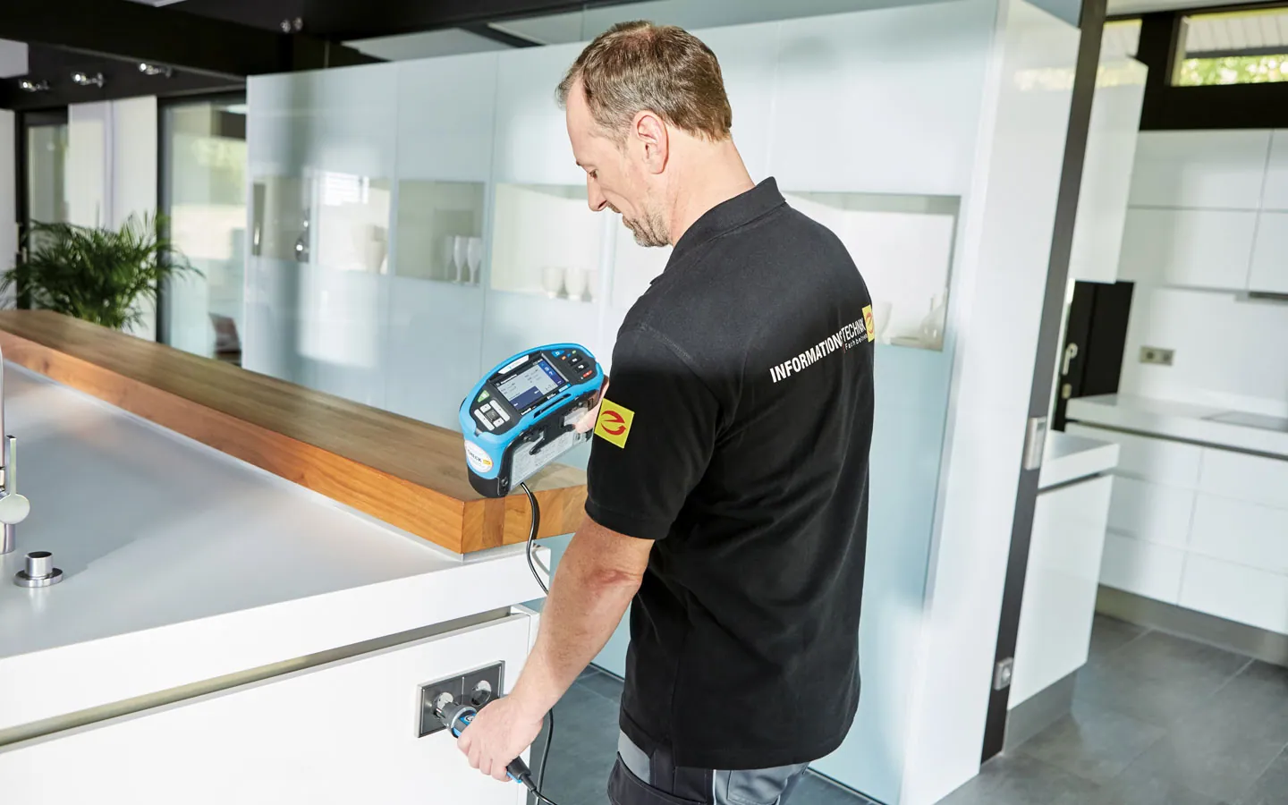 E-CHECK - Mitarbeiter prüft die Steckdosen in der Küche &middot; Elektro-Adam-Mühlheim