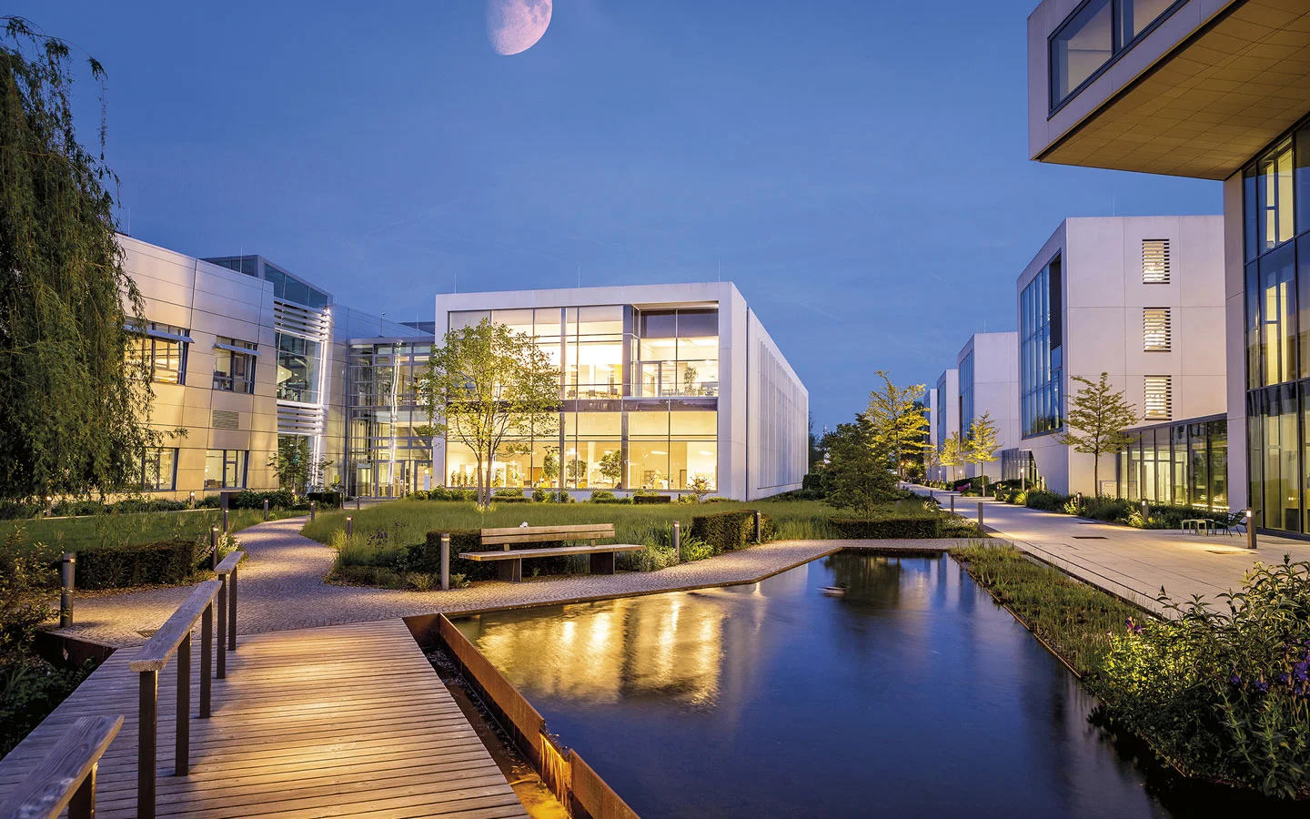 E-CHECK - Blick auf einige beleuchtete Gebäude am Abend &middot; Elektro-Adam-Mühlheim